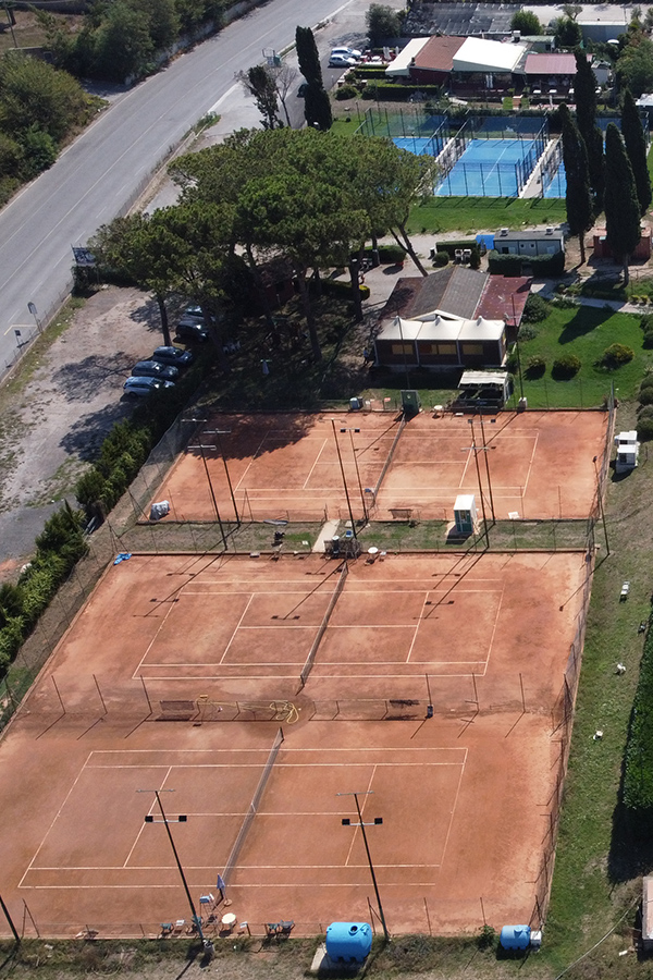 Vista aerea dei campi di tennis - L18 Sport Village